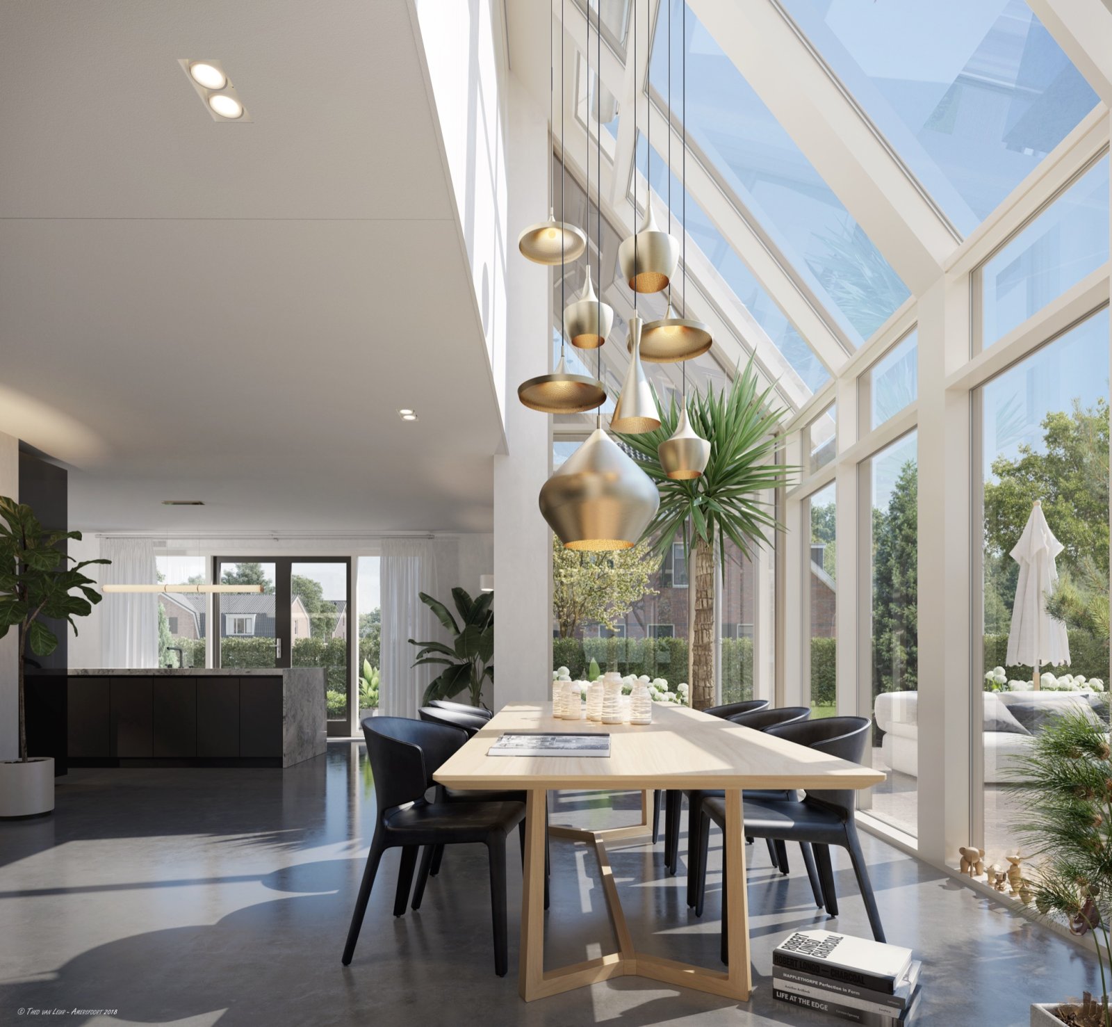 Interieurimpressie van een woning in Limmer Linten, Limmen: eethoek met houten tafel en gouden hanglampen onder een hoge glazen uitbouw, met zicht op de tuin.