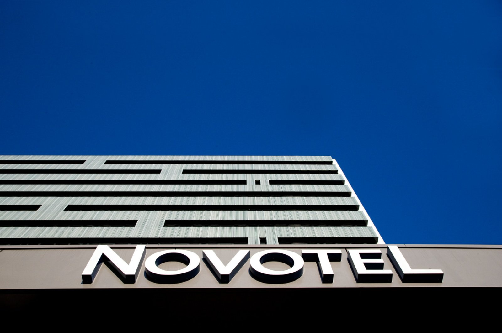 01-Novotel-gevel-luifel.jpg