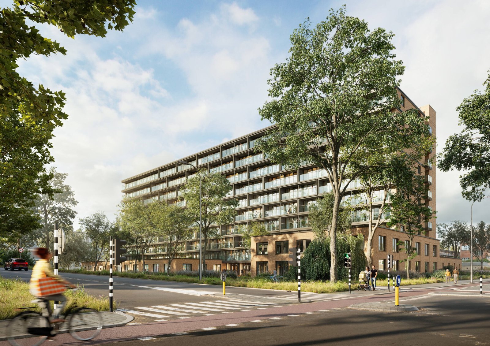 Render van Riekerhof vanaf de straat: de lange gevel met nieuwe balkons met houten onderzijde boven een bakstenen plint, met bomen en een fietser op de voorgrond.