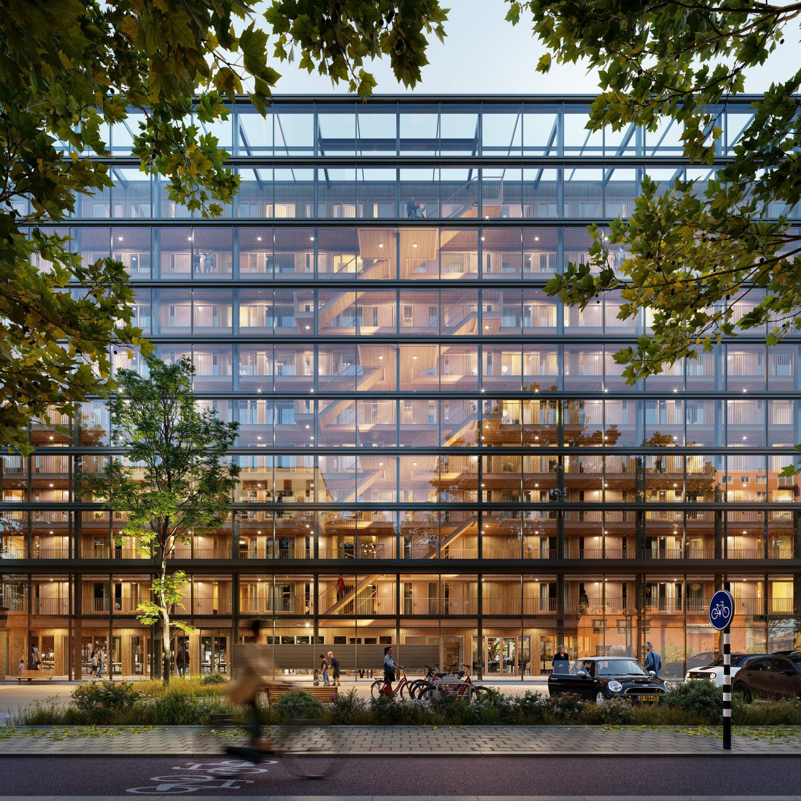 Render van de glazen gevel van de wintertuin van Riekerhof in de avondschemering, met achter het glas verlichte galerijen, trappen en houten wanden, en bomen en fietsers op straat.